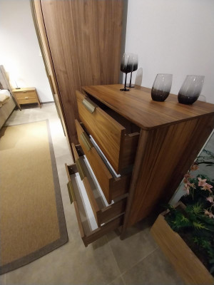 Luxus Schlafzimmer Kommode mit 4 Schubladen Holzschrank Design Möbel Holz Neu