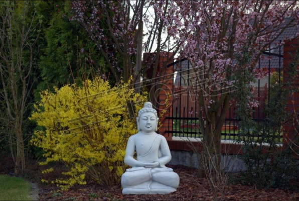 Buddha Skulptur in Steinoptik. Dekorative Große Skulptur für Garten Figur