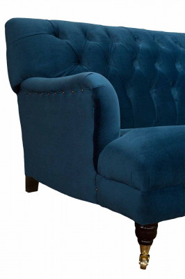 Luxuriöses Designersofa im Chesterfield-Stil mit vier Sitzplätzen in der Farbe Blau