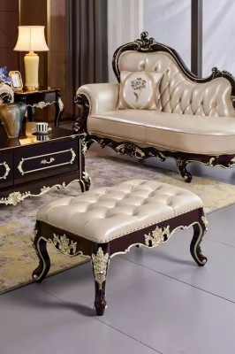 Hocker im Schlafzimmer ein luxuriöses neues perlweißes Chesterfield