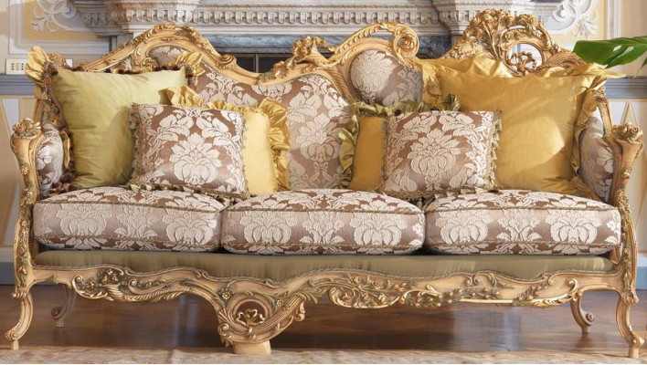 Klassisches Chesterfield-Sofa mit handgeschnitzten Details